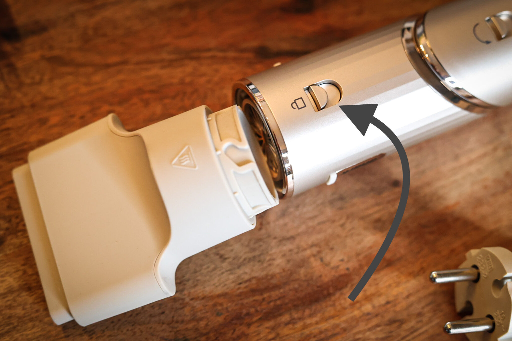 You can see how to change the attachment of the Shark FlexStyle. 